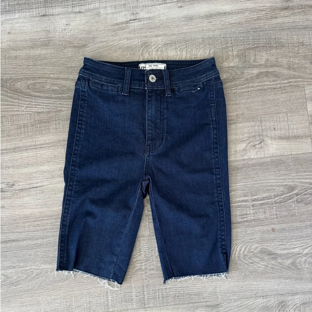 Free People We The Free Cobalt Blue So Chic Denim Shorts NWOT Size 24 - Picture 4 of 6